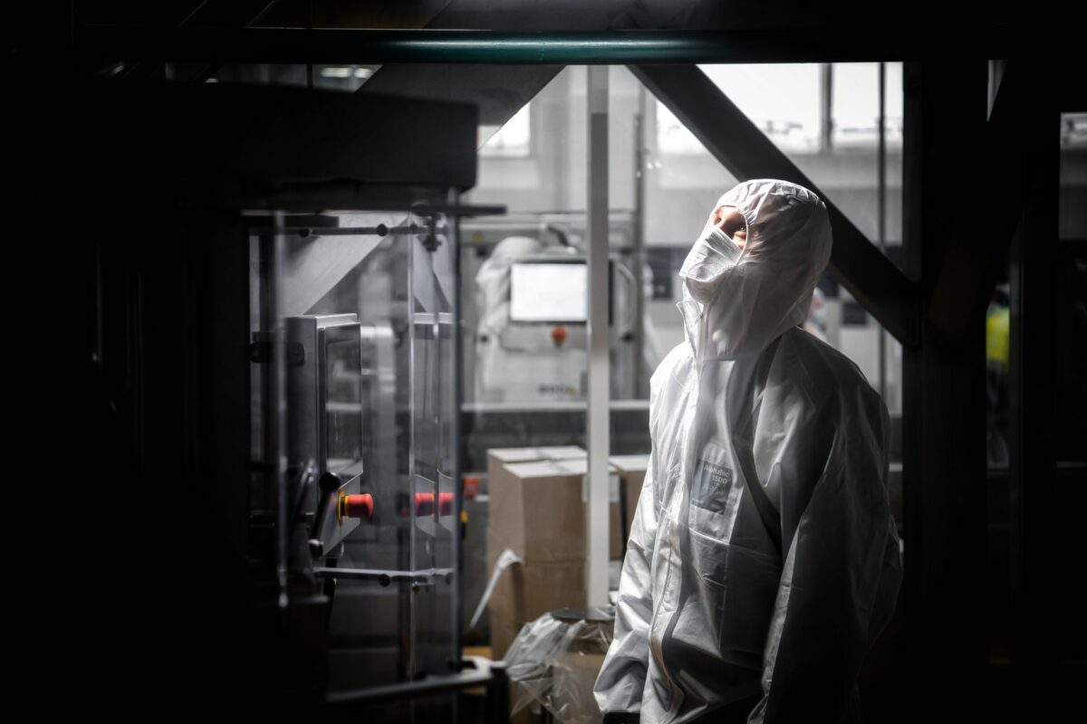 Exosquelettes à l'atelier : la démarche de prévention que recommande l'INRS