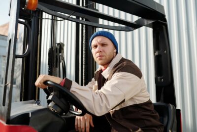 Conducteurs d’engins à l’atelier : ce que rappelle l’INRS sur le suivi médical et l’autorisation de conduite