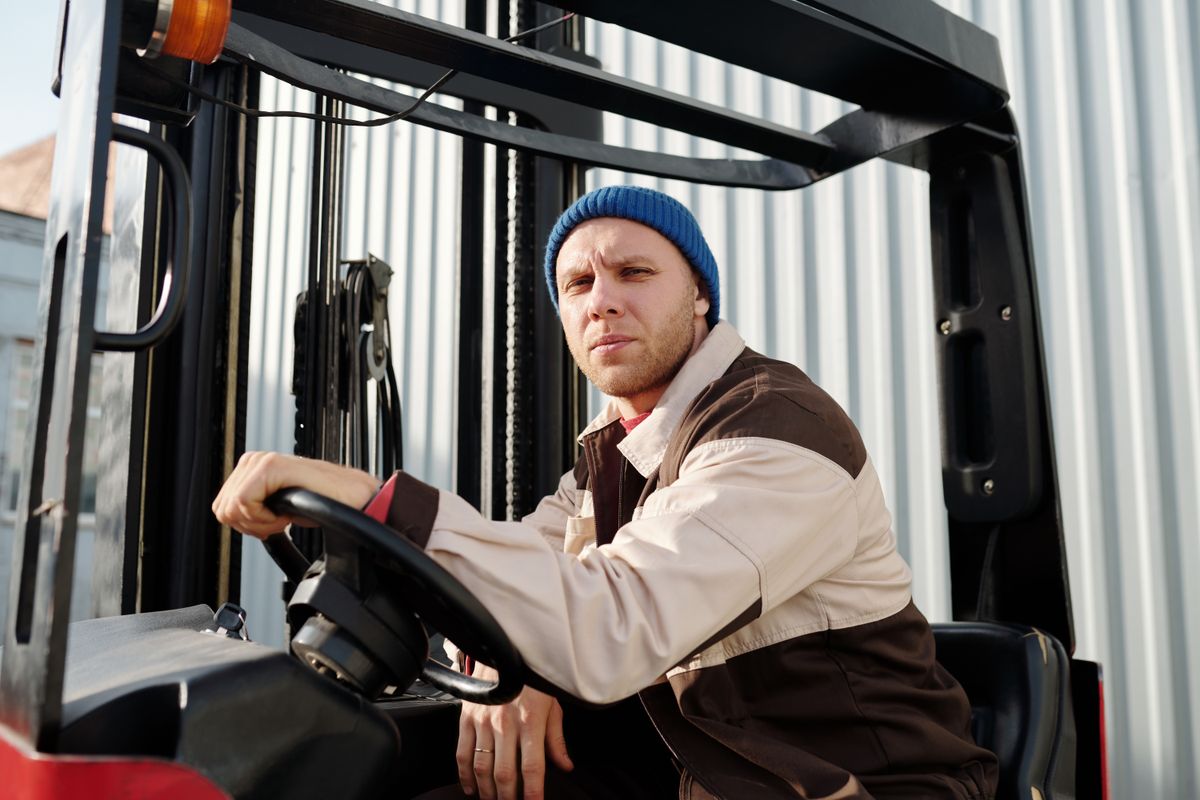 Conducteurs d'engins à l'atelier : ce que rappelle l'INRS sur le suivi médical et l'autorisation de conduite
