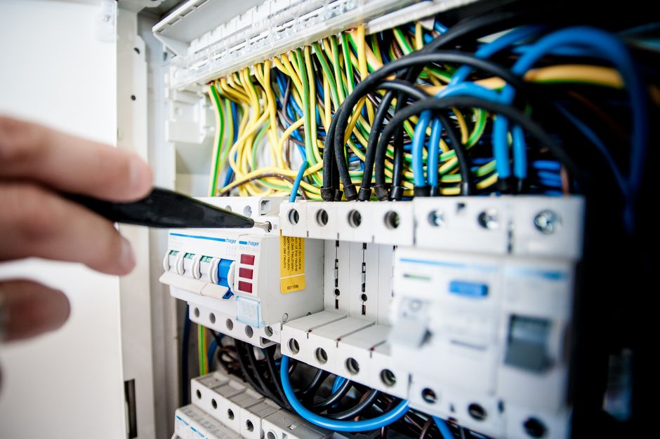Outillage d'&eacute;lectricien tableaux & disjoncteurs