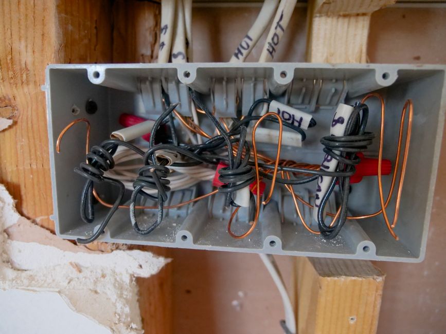 Outillage d'&eacute;lectricien bornes, gaines & goulottes